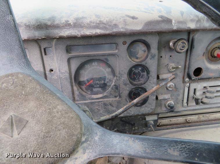 image for item DI9859 1989 International 8300 semi truck