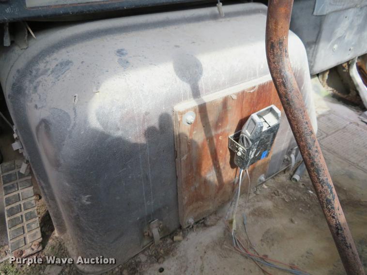 image for item DI9859 1989 International 8300 semi truck