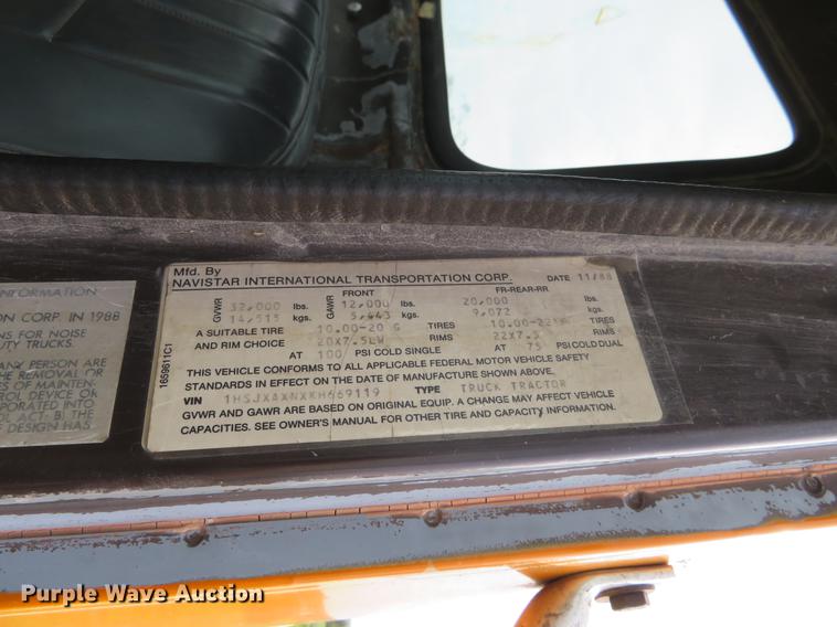 image for item DI9859 1989 International 8300 semi truck