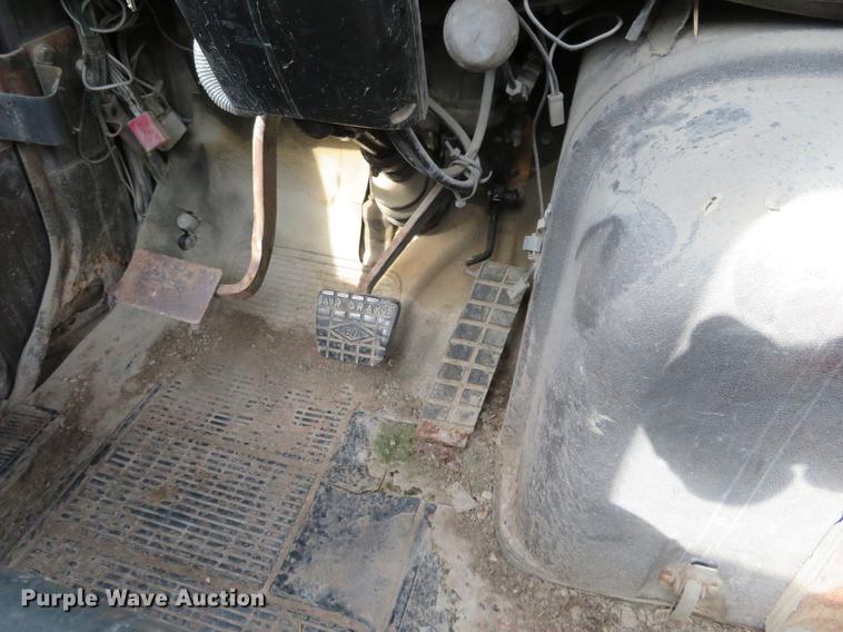 image for item DI9859 1989 International 8300 semi truck