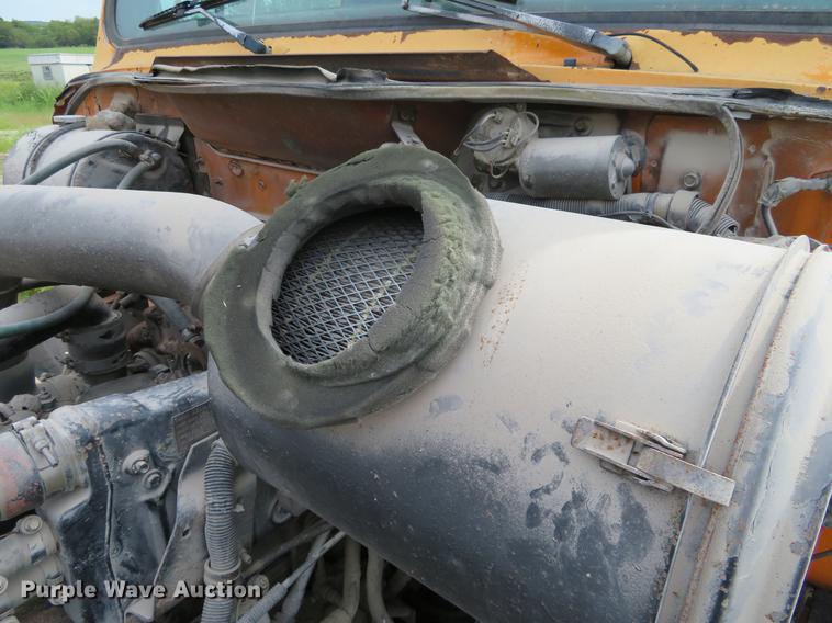 image for item DI9859 1989 International 8300 semi truck