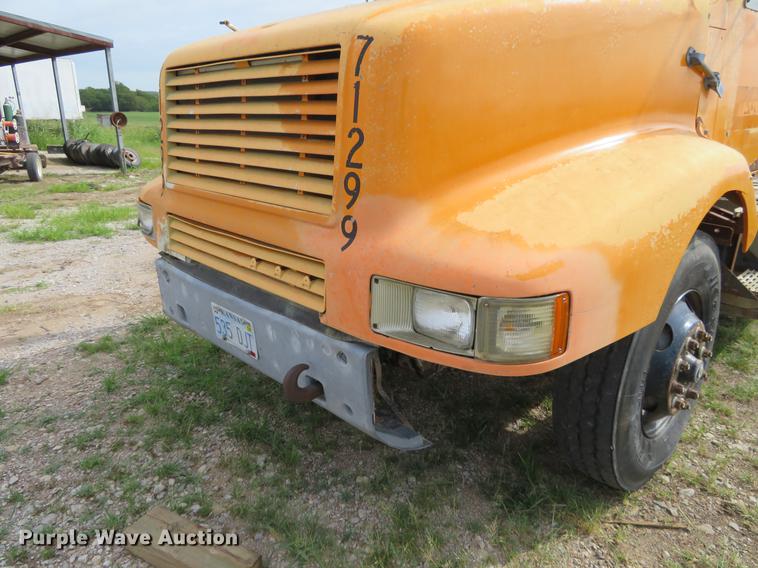 image for item DI9859 1989 International 8300 semi truck