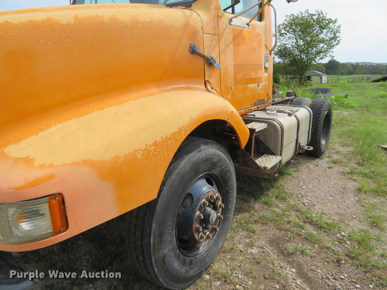 image for item DI9859 1989 International 8300 semi truck