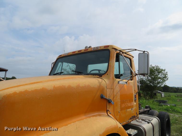 image for item DI9859 1989 International 8300 semi truck