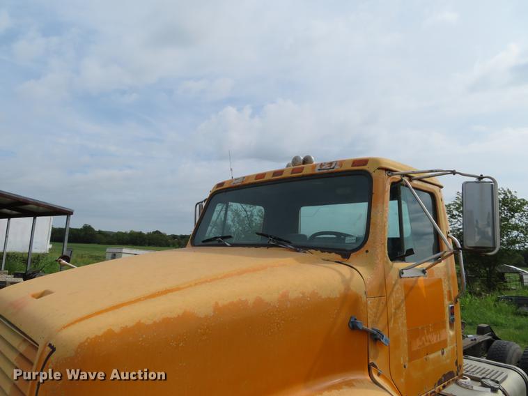 image for item DI9859 1989 International 8300 semi truck