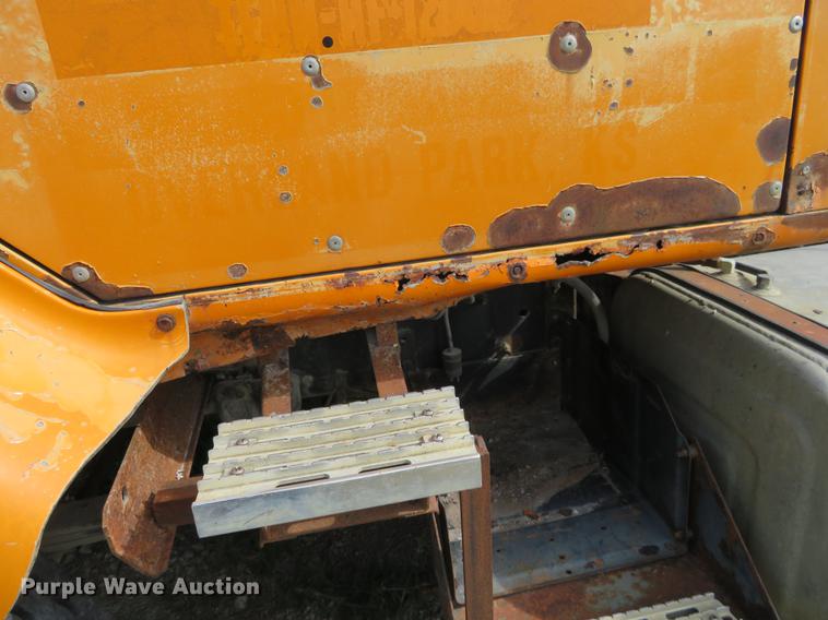 image for item DI9859 1989 International 8300 semi truck