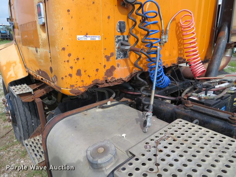 image for item DI9859 1989 International 8300 semi truck