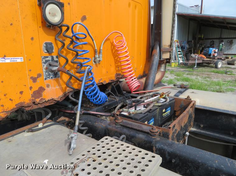 image for item DI9859 1989 International 8300 semi truck