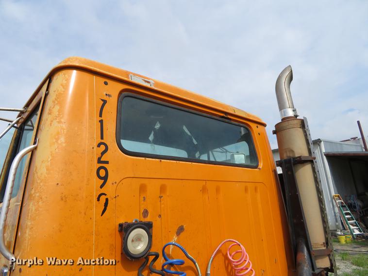 image for item DI9859 1989 International 8300 semi truck
