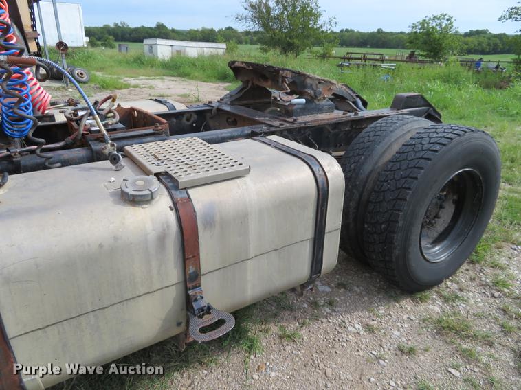 image for item DI9859 1989 International 8300 semi truck