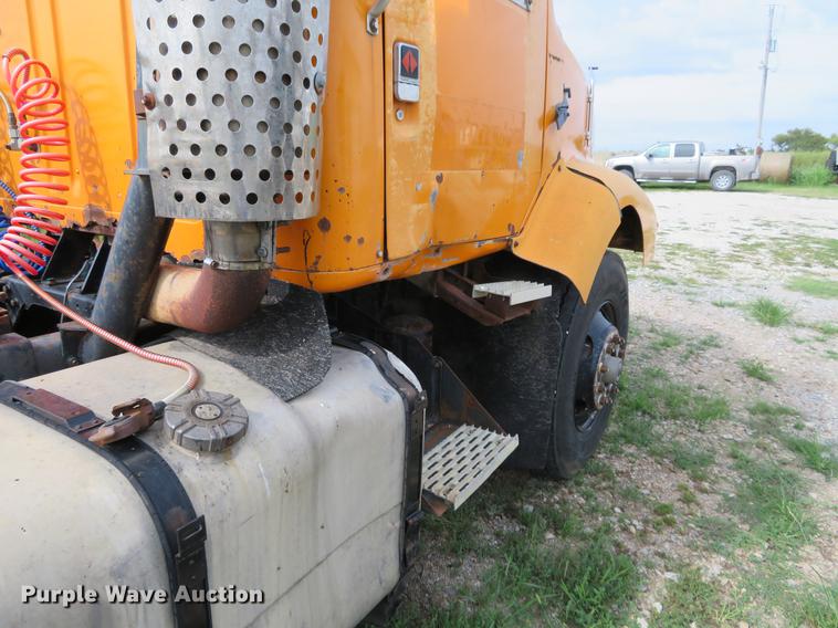 image for item DI9859 1989 International 8300 semi truck