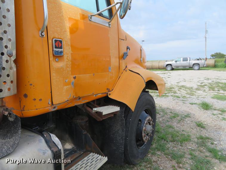 image for item DI9859 1989 International 8300 semi truck