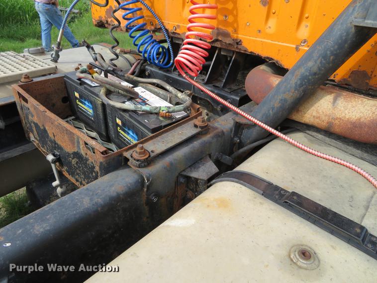 image for item DI9859 1989 International 8300 semi truck