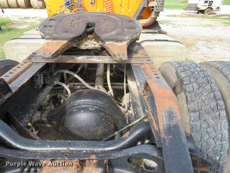 image for item DI9859 1989 International 8300 semi truck