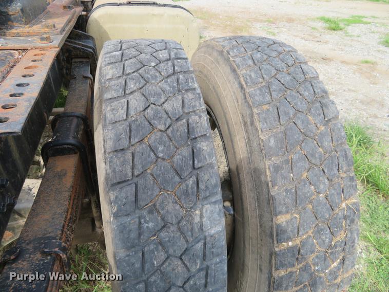 image for item DI9859 1989 International 8300 semi truck