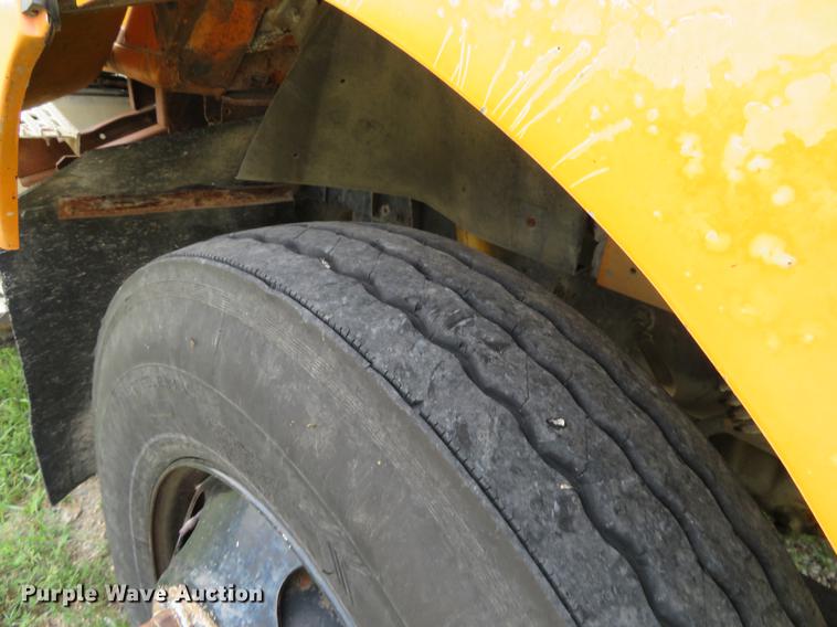 image for item DI9859 1989 International 8300 semi truck