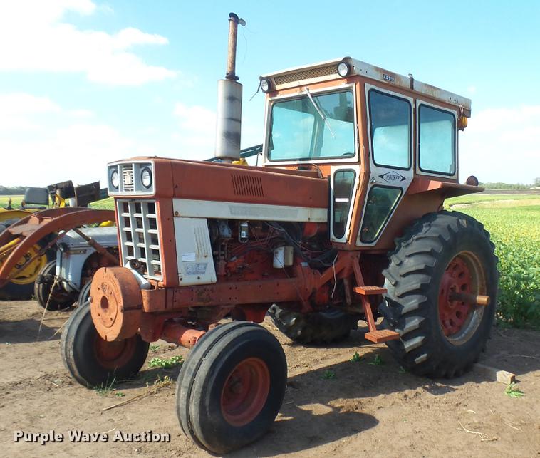 image for item EB9206 International 966 tractor