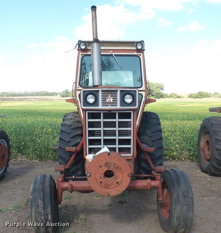 image for item EB9206 International 966 tractor