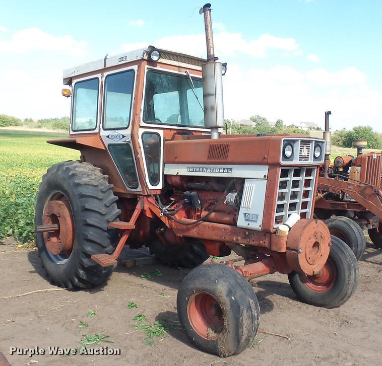 image for item EB9206 International 966 tractor