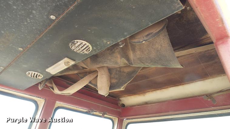 image for item EB9206 International 966 tractor