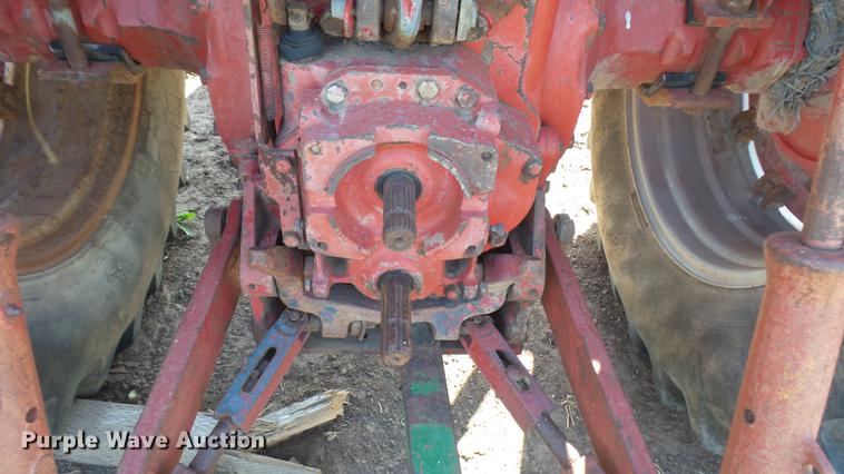 image for item EB9206 International 966 tractor