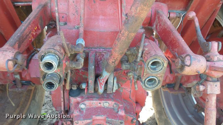 image for item EB9206 International 966 tractor