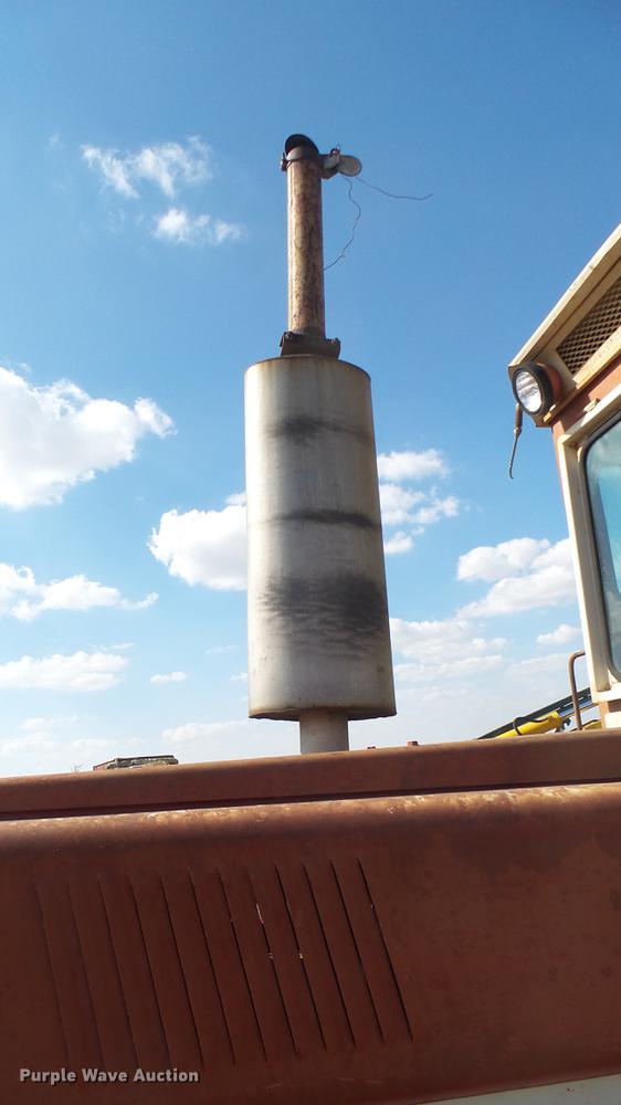 image for item EB9206 International 966 tractor