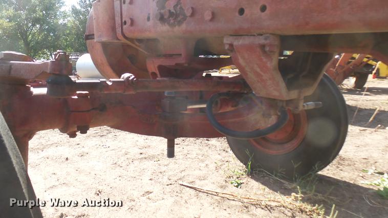 image for item EB9206 International 966 tractor