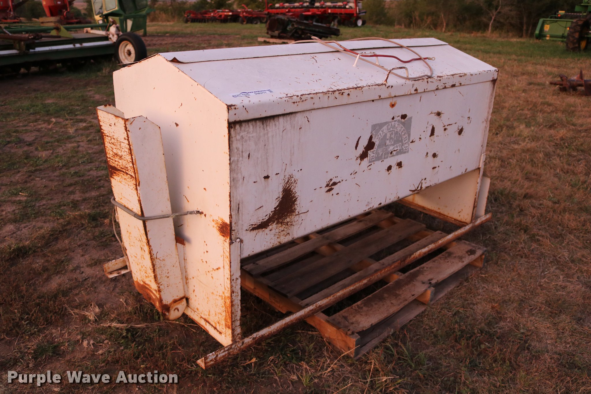 Bar Six Cake Feeder Item Dw9777 Sold October 18 Ag Equi