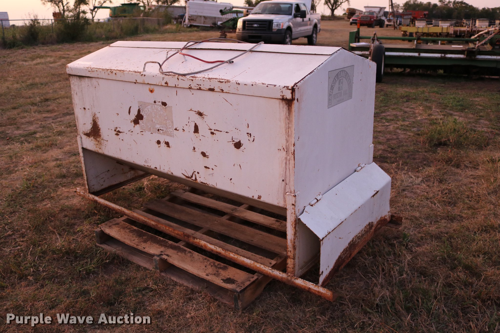 Bar Six Cake Feeder Item Dw9777 Sold October 18 Ag Equi