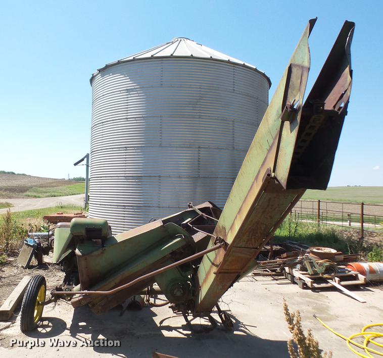 image for item DA6391 John Deere 101 corn picker