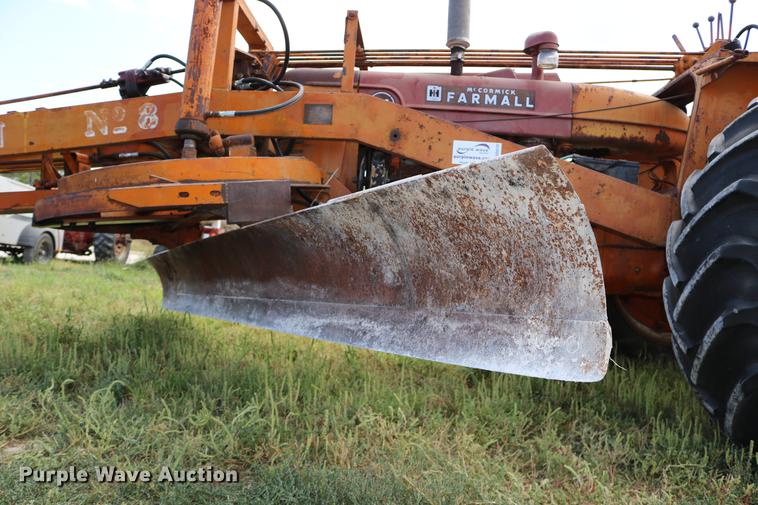 image for item DD0132 1948 Mccormick Farmall M tractor