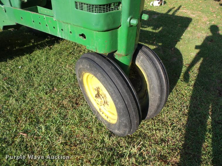 image for item DD1530 1945 John Deere B tractor