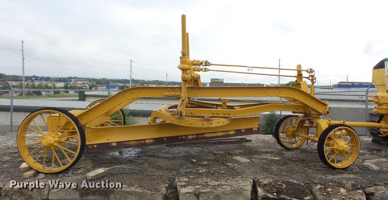 image for item DD2122 Caterpillar grader