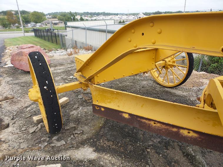 image for item DD2122 Caterpillar grader