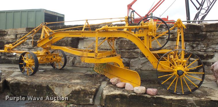 image for item DD2125 Caterpillar grader