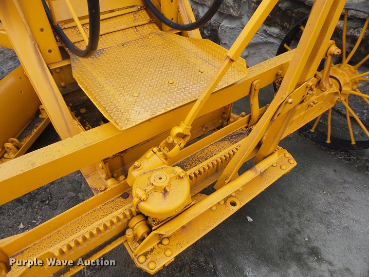image for item DD2125 Caterpillar grader