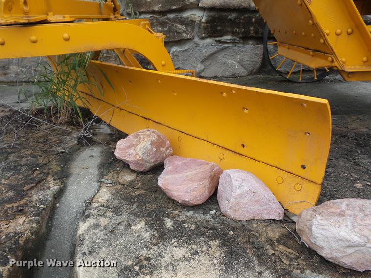 image for item DD2125 Caterpillar grader