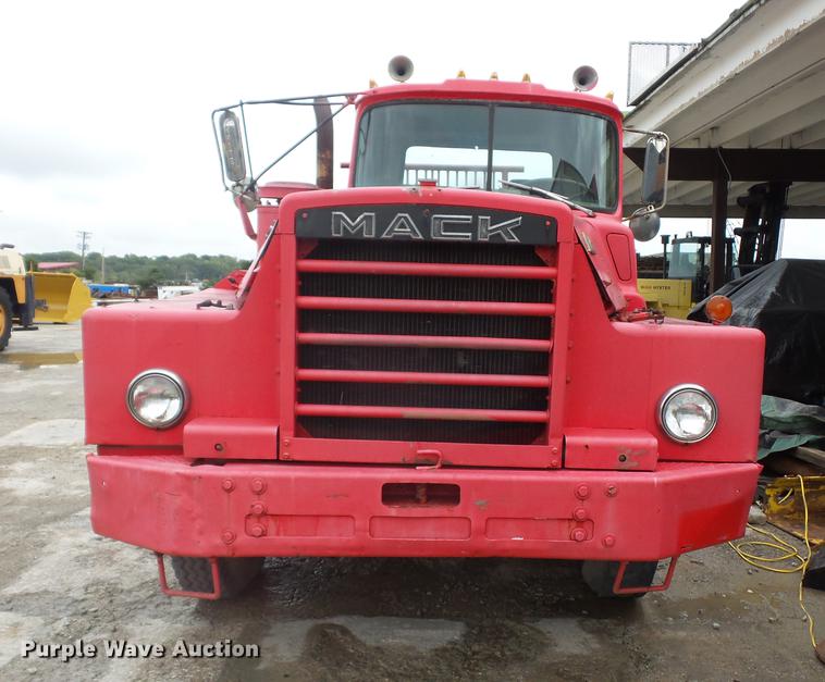 image for item DD2126 1975 Mack semi truck