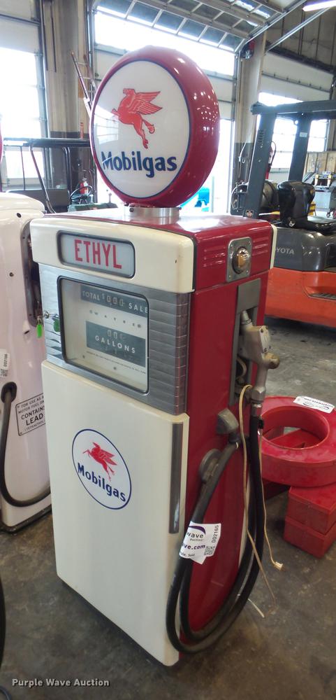 image for item DD2165 Mobilgas gas pump
