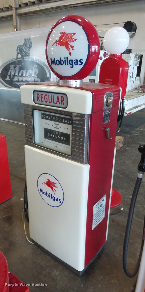 image for item DD2165 Mobilgas gas pump