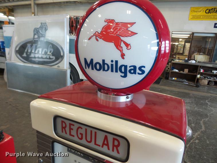 image for item DD2165 Mobilgas gas pump