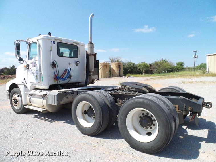 image for item DA6903 2005 International 9200i semi truck