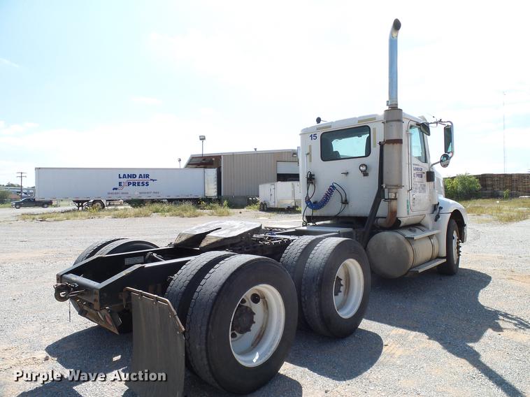 image for item DA6903 2005 International 9200i semi truck