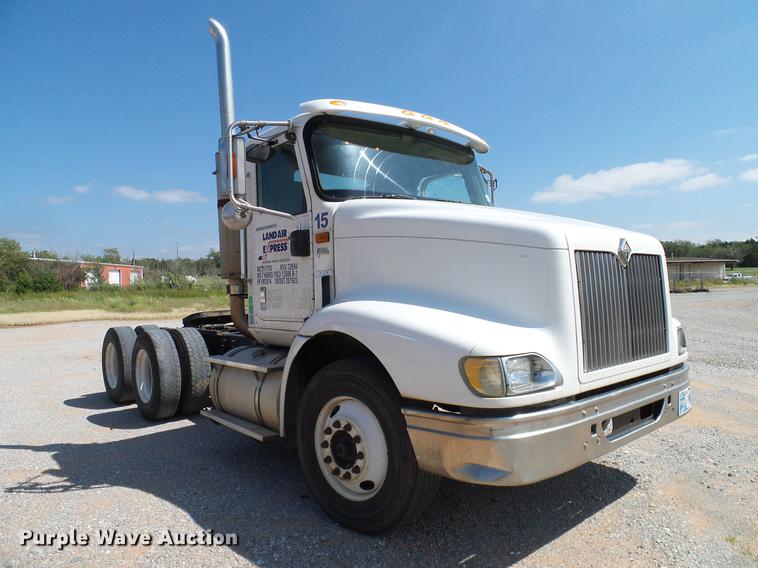 image for item DA6903 2005 International 9200i semi truck