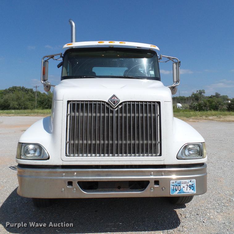 image for item DA6903 2005 International 9200i semi truck