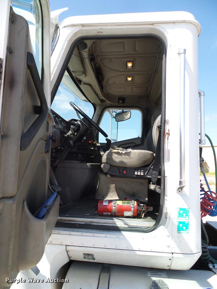 image for item DA6903 2005 International 9200i semi truck