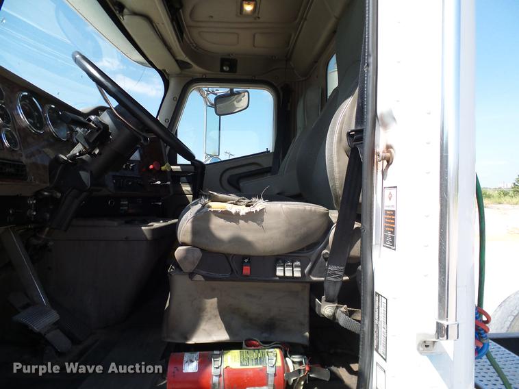 image for item DA6903 2005 International 9200i semi truck