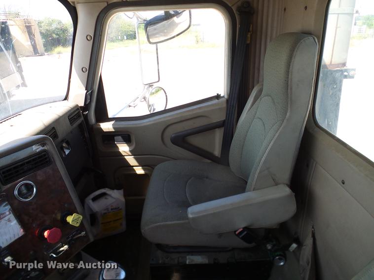 image for item DA6903 2005 International 9200i semi truck