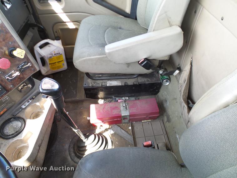 image for item DA6903 2005 International 9200i semi truck